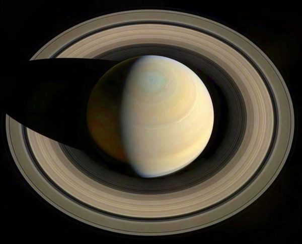 Saturno - Il Re dell'hula hoop. Foto: Nasa