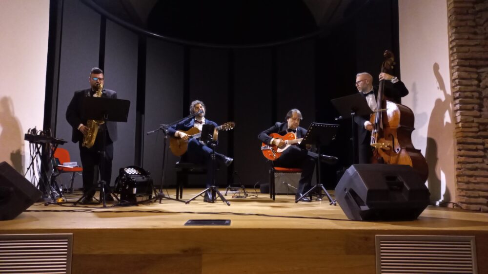 Nella serata di sabato 3, l’Auditorium “Romina Trenta” della Casa delle Culture e della Musica di Velletri ha ospitato il concerto dell’Italian-American Swing Project, organizzato dall’Associazione culturale Colle Ionci, diretta da Valeriano Bottini, con la collaborazione della FondArC (Fondazione di Partecipazione Arte e Cultura “Città di Velletri”).