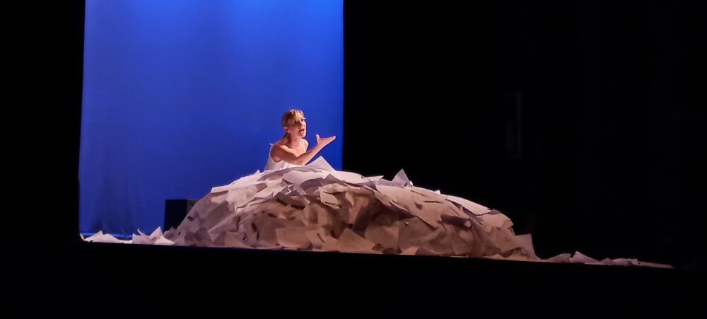 Sabrina Scuccimarra è andata in scena con “Giorni infelici”, uno spettacolo tra cliché e cambiamento, al Teatro Artemisio di Velletri